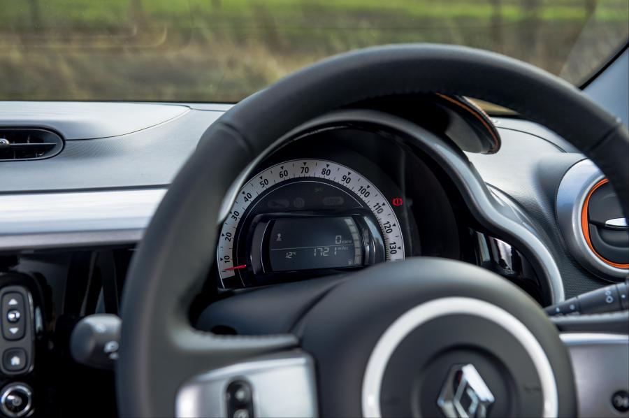 Панель приборов Renault Twingo GT 2016 года  (UK) (фото 22 из 25)
